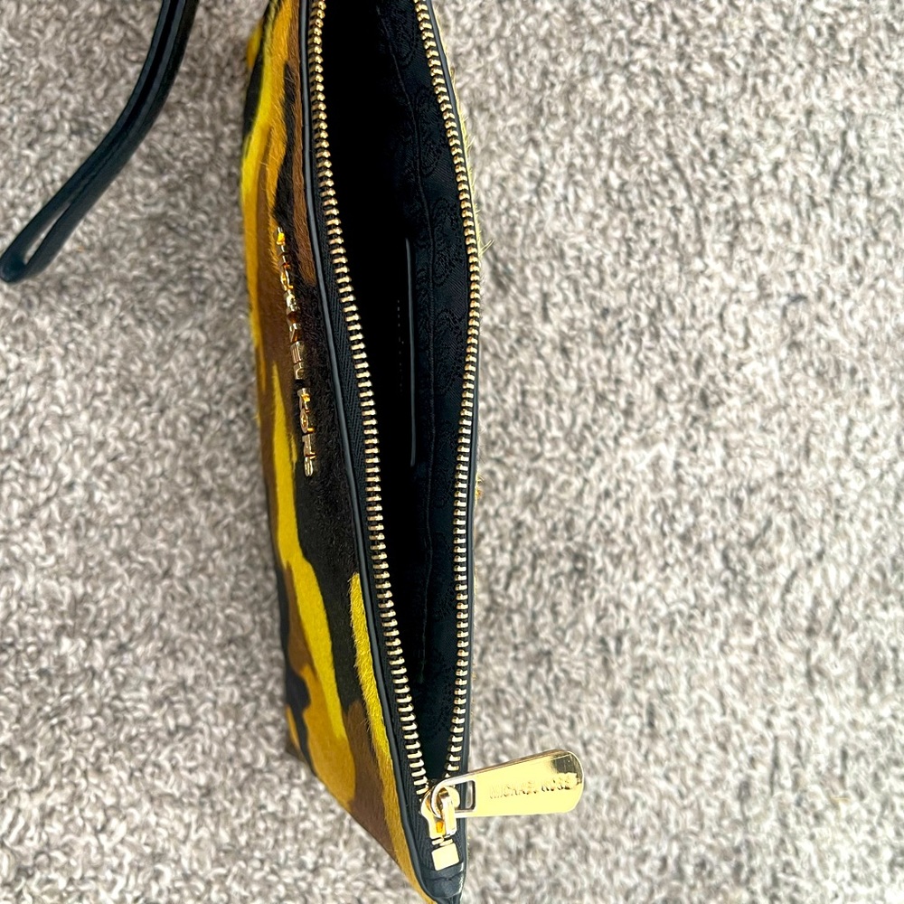 Michael Kors - Bedford Hair Calf Clutch - Picture 5 of 9